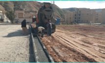 ادامه عملیات آماده‌سازی محوطه پروژه ایجاد چمن مصنوعی مینی فوتبال در منطقه کوی بسیجیان